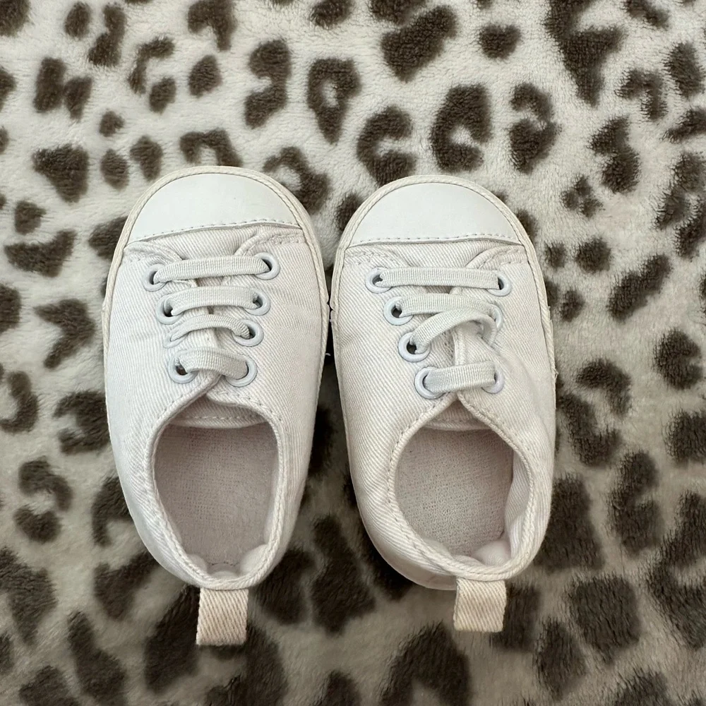 Old Navy Infant Sneakers Size 3-6 months